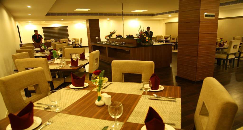 Continent Nakodar Hotel & Resorts Ресторант снимка